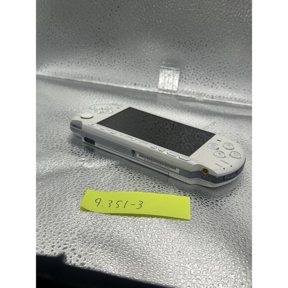 psp 3000 white w/accessories - Picture 6 of 11